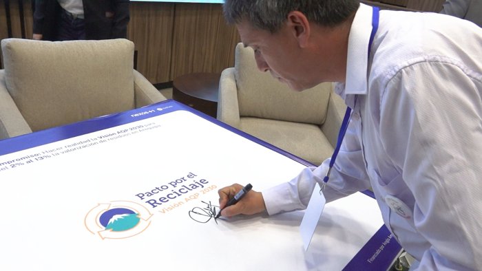 Candidatura firmando el panel del Pacto por el Reciclaje