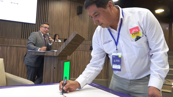 Candidatura firmando el panel del Pacto por el Reciclaje