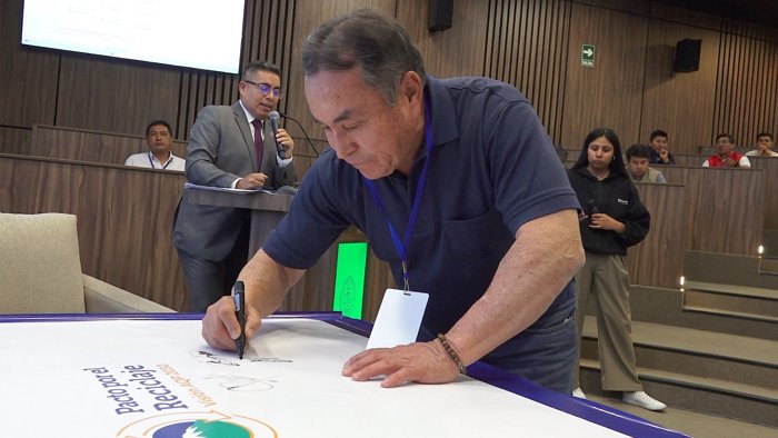 Candidatura firmando el panel del Pacto por el Reciclaje