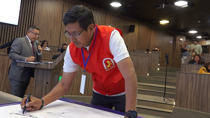 Candidatura firmando el panel del Pacto por el Reciclaje
