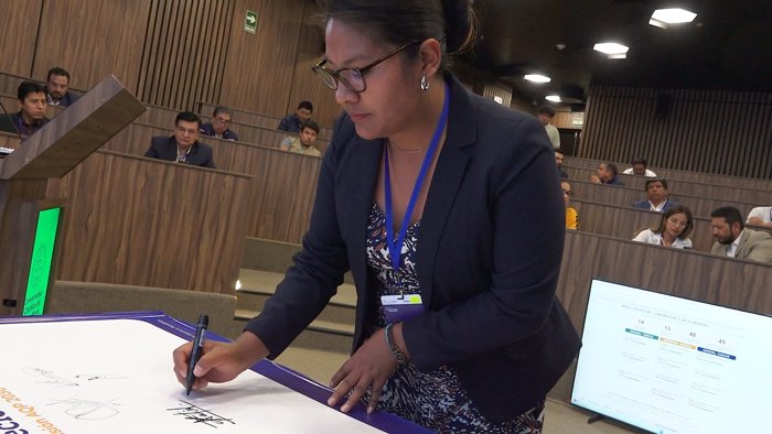 Candidatura firmando el panel del Pacto por el Reciclaje