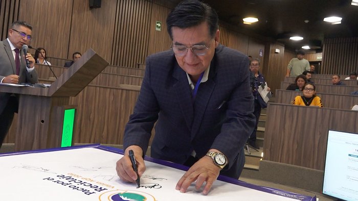 Candidatura firmando el panel del Pacto por el Reciclaje