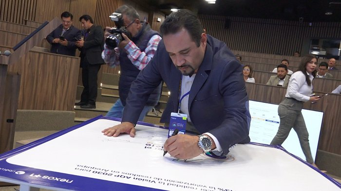Candidatura firmando el panel del Pacto por el Reciclaje