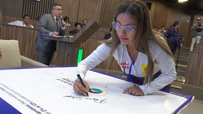 Candidatura firmando el panel del Pacto por el Reciclaje