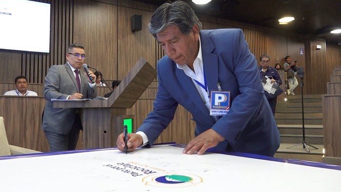 Candidatura firmando el panel del Pacto por el Reciclaje