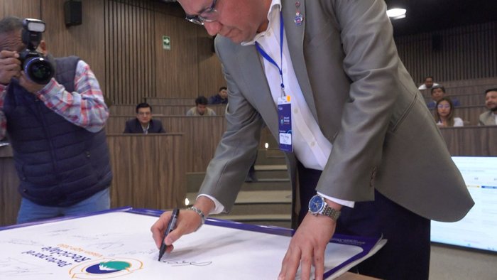 Candidatura firmando el panel del Pacto por el Reciclaje
