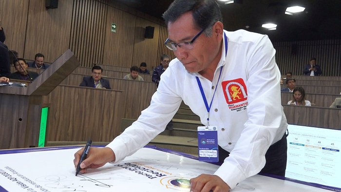 Candidatura firmando el panel del Pacto por el Reciclaje