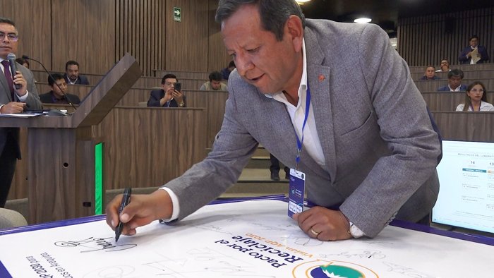 Candidatura firmando el panel del Pacto por el Reciclaje