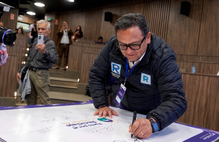 Candidatura firmando el panel del Pacto por el Reciclaje