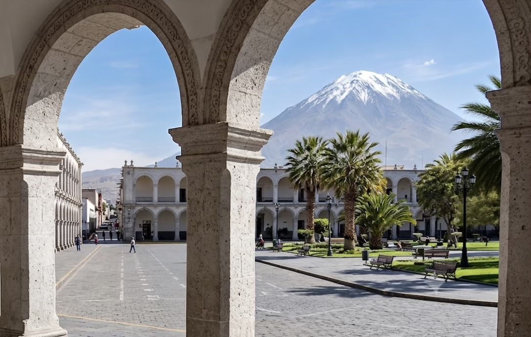 Arcos de la Plaza de Armas de Arequipa con el volcán Misti al fondo