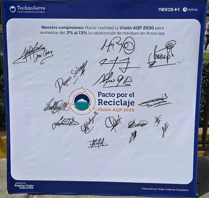 Panel del Pacto por el Reciclaje con las firmas de las candidaturas, 16 de septiembre